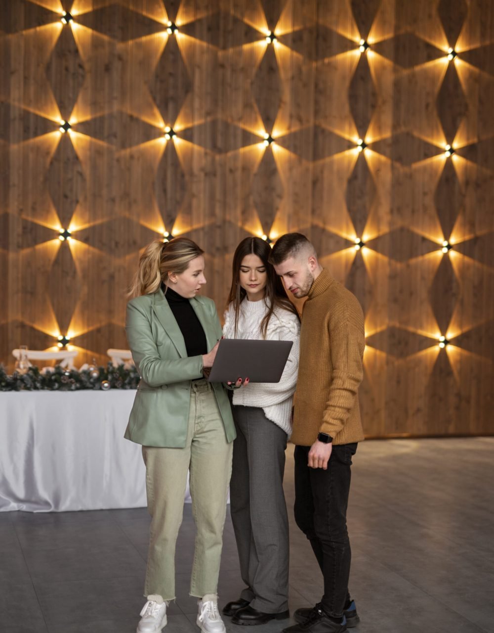 female-wedding-planner-working-with-couple
